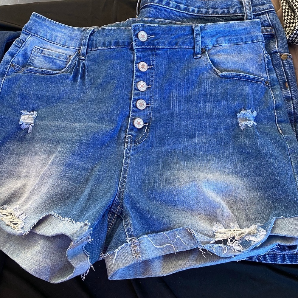 Distressed dinem shorts